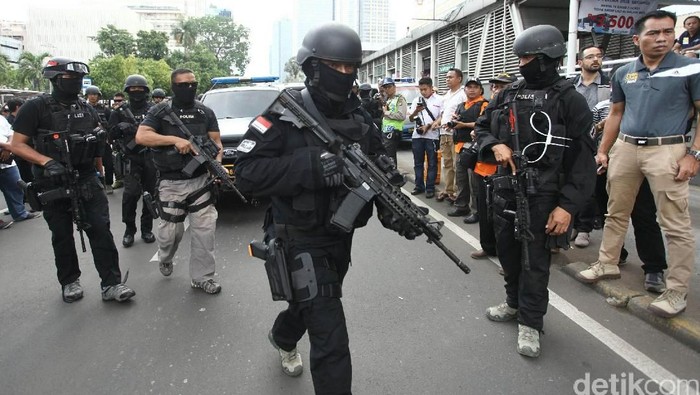 Densus  88 Amankan Lokasi Ledakan di sarinah, Jakarta Pusat,Kamis 14012016.