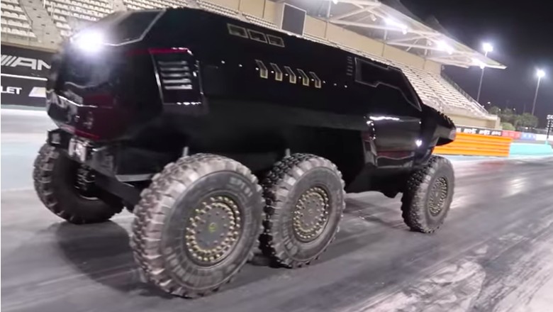 Mobil Militer ikut Nge-drag Foto: Pool (Youtube) Mobil Militer ikut Nge-drag Foto: Pool (Youtube)