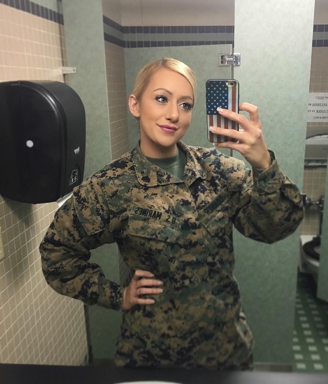 Kenalan dengan Rianna Conner. Wanita cantik ini tak disangka-sangka memiliki profesi sebagai tentara. Foto: Instagram