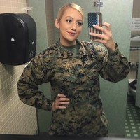 Kenalan dengan Rianna Conner. Wanita cantik ini tak disangka-sangka memiliki profesi sebagai tentara. Foto: Instagram