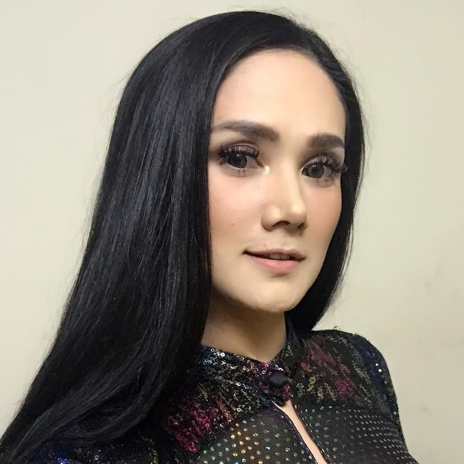 Satu lagi suntik filler yang dilakukan Mulan Jameela di area wajahnya yaitu pada dagu. Penyanyi 38 tahun itu melakukan suntik filler di dagu untuk membuat wajah tampak oval atau v-shaped. Filler pada area dagu juga bisa menutupi double chin. Foto: Instagram