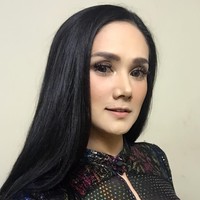 Satu lagi suntik filler yang dilakukan Mulan Jameela di area wajahnya yaitu pada dagu. Penyanyi 38 tahun itu melakukan suntik filler di dagu untuk membuat wajah tampak oval atau v-shaped. Filler pada area dagu juga bisa menutupi double chin. Foto: Instagram