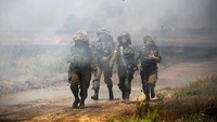 Tentara Israel berpatroli di dekat perbatasan Gaza dari sisi wilayah Israel. Foto: Amir Cohen/Reuters