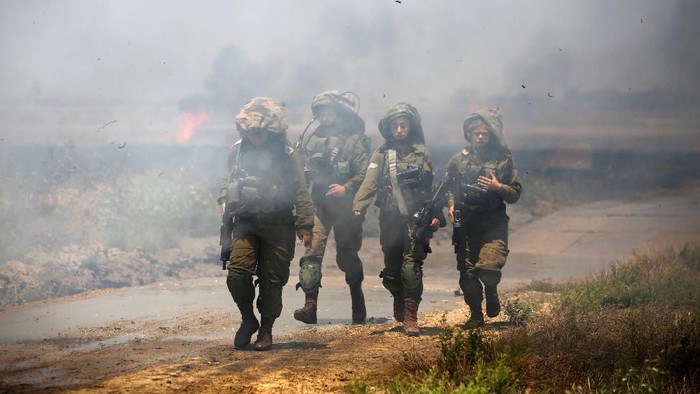 Tentara Israel berjaga di Jalur Gaza Israeli soldiers patrol near a burning field on the Israeli side of the border between Israel and Gaza, May 14, 2018. REUTERS/Amir Cohen TPX IMAGES OF THE DAY
