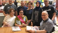 Merayakan hari Ibu, Rifat bersama Sissy dan saudara-saudaranya sedang makan malam bersama. Lihat deh sang mama yang dipakaikan selendang. So sweet! Foto: Instagram rifato