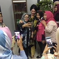 Ia juga rutin olahraga setidaknya 30 menit sehari untuk menjaga penampilannya. Yoga, pilates, dan treadmill menjadi andalannya. Foto: Daniel Ngantung/Wolipop