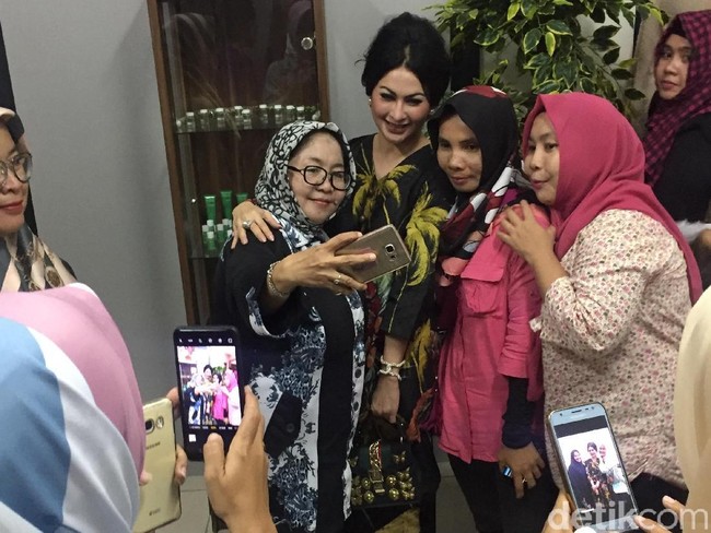 Ia juga rutin olahraga setidaknya 30 menit sehari untuk menjaga penampilannya. Yoga, pilates, dan treadmill menjadi andalannya. Foto: Daniel Ngantung/Wolipop