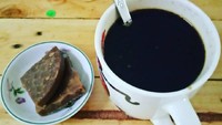 Dari Trengganu netizen @myqshoppe memarkan kopi tubruk yang diseduh dengan gula kabung ‘Lemak, lemak manis,’ komentarnya. Foto: Instagram @myqshoppe