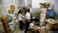 Rumah itu diduga meproduksi kosmetik ilegal dan kosmetik palsu yang mengandung bahan berbahaya untuk kulit.