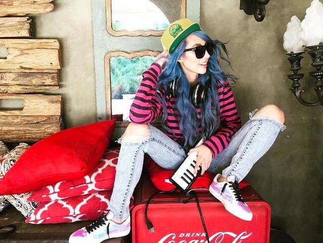 Sebelum bergabung dengan Guns N Rosses, Melissa Resse pernah bekerja sama dengan Vanessa Carlton hingga Taylor Swift. Karyanya pun pernah hadir di serial Gossip Girl hingga reality show Keeping up with the Kardashians. Foto: Instagram Melissa Reese