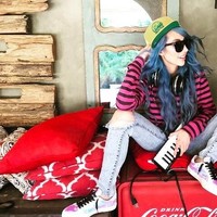 Sebelum bergabung dengan Guns N Rosses, Melissa Resse pernah bekerja sama dengan Vanessa Carlton hingga Taylor Swift. Karyanya pun pernah hadir di serial Gossip Girl hingga reality show Keeping up with the Kardashians. Foto: Instagram Melissa Reese