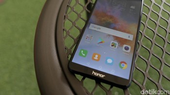 Honor 7X mengusung layar lega, ukurannya 5,9 inch resolusi 1080 x 2160 pixel dengan kepadatan pixel 407 ppi (pixel per inch). Foto: Muhammad Ridho