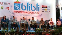Ketua PBSI Wiranto (tengah) memberi keterangan pers mengenai Blibli Indonesia Open 2018 di Jakarta, Senin (14/5).