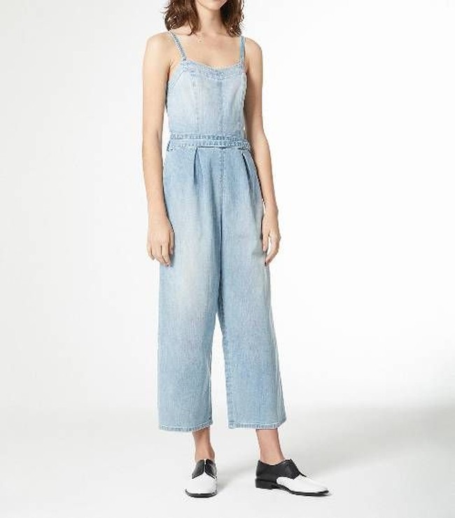 Banyak pemilik zodiak Gemini yang suka gonta-ganti gaya busana. Jika kamu juga demikian, celana denim dengan bentuk tak biasa seperti jumpsuit berikut pun patut dipertimbangkan. Foto: AG Jeans