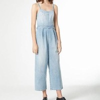 Banyak pemilik zodiak Gemini yang suka gonta-ganti gaya busana. Jika kamu juga demikian, celana denim dengan bentuk tak biasa seperti jumpsuit berikut pun patut dipertimbangkan. Foto: AG Jeans