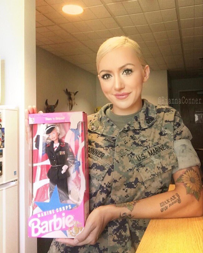 Rambut pirang, wajah cantik dan tubuh seksi membuat Rianna Conner dijuluki sebagai tentara Barbie. Foto: Instagram