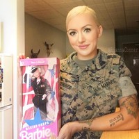 Rambut pirang, wajah cantik dan tubuh seksi membuat Rianna Conner dijuluki sebagai tentara Barbie. Foto: Instagram