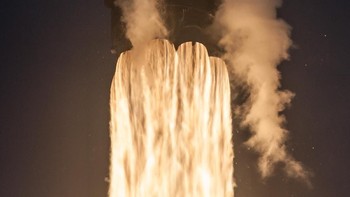 Versi final dari Falcon 9 ini sudah mendapatkan sejumlah pengembangan pada kekuatan, keamanan, serta peningkatan kemampuan untuk digunakan kembali. (Foto: Flickr SpaceX)