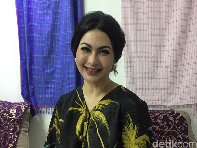 Dalam kesempatan tersebut, Diana Pungky sempat membeberkan rahasia awet mudanya. “Dari dulu aku rutin perawatan wajah, mulai dari tradisional sampai modern seperti filler dan face-lifting,” ungkap istri pengusaha Dedey Mulyawan Risyad ini. Foto: Daniel Ngantung/Wolipop