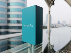 Unboxing Ponsel Honor 7X, Penantang Kuat di Kelas Menengah