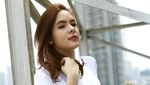 Gaya Stefhanie Zamora dengan Ripped Jeans