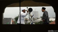 Abdul Gufor Kepala Lembaga Falakiah Pondok Pesantren Al Hidayah Basmol melihat posisi hilal di Masjid Al-Musyariin, Basmol, Jakarta Barat, Selasa (15/5/2018).