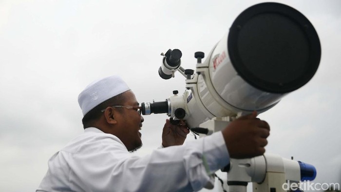 DKI Jakarta memantau hilal untuk penetapan 1 ramadan di empat titik. Salah satunya di Masjid Al-Musyariin, Basmol, Jakarta Barat.