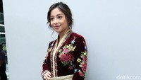 Nikita Willy tampil dengan dress merah panjang bermotif bunga.