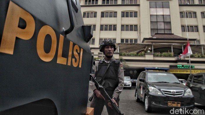 Polres Metro Jakarta Utara melakukan siaga 1 untuk mengantisipasi serangan terorisme setelah terjadi rentetan serangan bom di tiga gereja dan Polrestabes Surabaya.