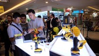Stanley memperkenalkan sejumlah produk baru. Diantaranya DeWALT XR FlexVolt, dengan teknologi baterai pintar dengan multi voltage 20V, 40V, dan 60V. Flexvolt series tersedia dalam tiga varian yaitu DCH333X2 FlexVolt 54V Max dengan keunggulan 3 Mode Rotary Hammer. Dok. Stanley Black & Decker