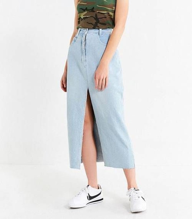 Seperti Aquarius, Aries tak takut tampil menarik atensi. Jika kamu juga suka sesuatu yang eye-catching, bisa memilih rok denim berdesain retro berikut. Adapun detail belahan di bagian depan yang mengekspos kaki. Foto: Urban Renewal