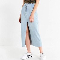 Seperti Aquarius, Aries tak takut tampil menarik atensi. Jika kamu juga suka sesuatu yang eye-catching, bisa memilih rok denim berdesain retro berikut. Adapun detail belahan di bagian depan yang mengekspos kaki. Foto: Urban Renewal