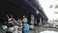 Mereka datang ke Jakarta dengan harapan mendapat kehidupan yang lebih baik dibandingkan dari daerah asalnya. Tawaran bekerja di Jakarta dengan gaji minimum yang besar menarik banyak orang mau mengadu nasib di Ibukota. Namun, kurangnya pendidikan dan pemahaman membuat tidak sedikit dari mereka tertipu dan harus hidup terlunta-lunta tanpa ada uang juga tempat tinggal.