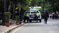 Gegana memeriksa benda mencurigakan tersebut. Sementara tim gegana lainnya mengamankan sekitar lokasi.