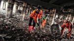 Petugas Berjibaku Bersihkan Sampah di Kolong Tol Tanjung Priok