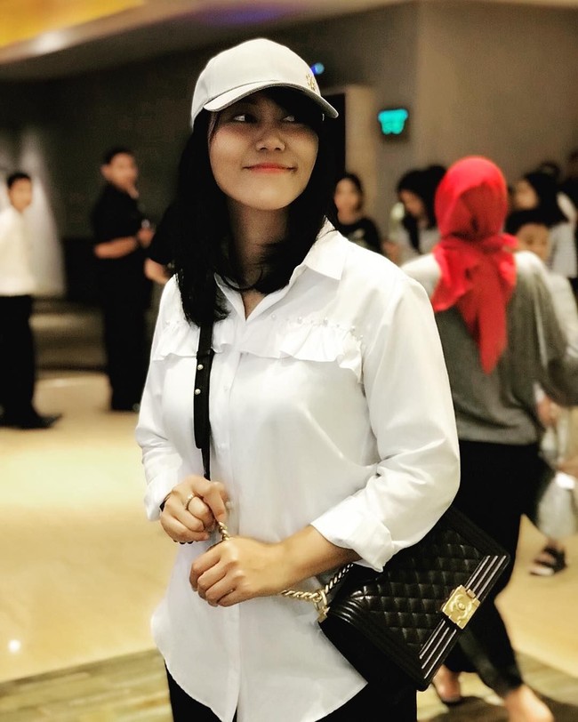 Sandhyca memang memiliki paras cantik yang membuat banyak pria terpesona melihat wajahnya. Foto: Instagram @sandhycaputrie