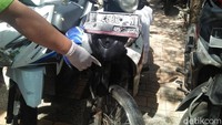 Motor-motor yang rusak akibat bom telah dievakuasi.