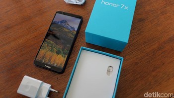 Seperti banyak paket kemasan ponsel lainnya, tidak disertakan headset di kemasan Honor 7X. Foto: Muhammad Ridho