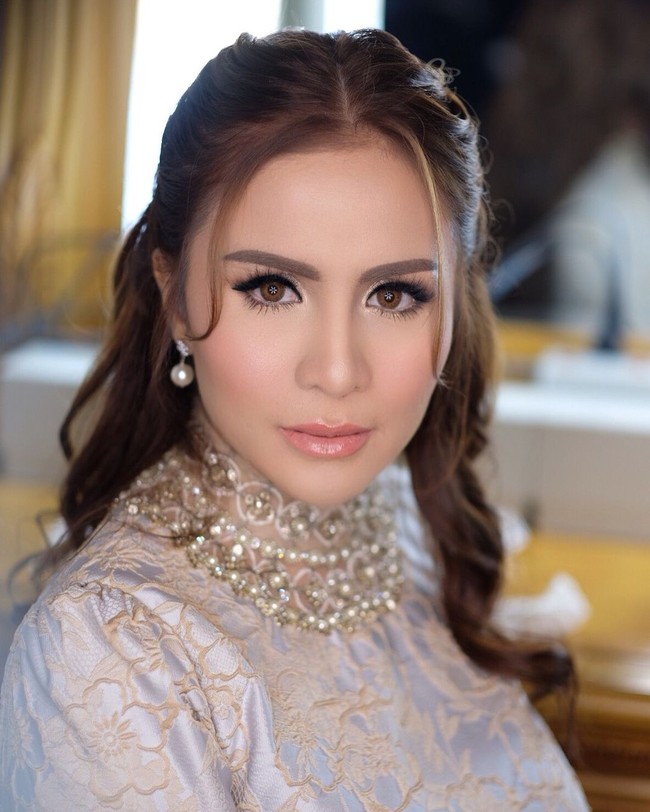 Vokalis band Geisha, Momo, semakin cantik dengan berbagai perawatan yang dilakukannya. Momo melakoni suntik botox di dahi dan rahangnya. Dia juga melakukan suntik filler pada hidung, bibir dan dagunya. Foto: Instagram