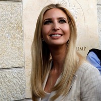 Riasan wajahnya lebih simpel dengan makeup nuansa nude. Sementara rambutnya hanya ditata lurus dan rapi. Foto: Reuters