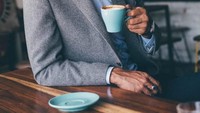 Sebagai penggema kopi, tentu Bront memiliki banyak potret keren ketika tengah menikmati secangkir kopi hangat. Foto: Instagram @bront_palarae