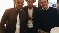Ini gaya keren Bront saat menghadiri sebuah acara, lengkap dengan minuman jeruk segar di tangannya. Foto: Instagram @bront_palarae