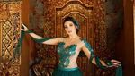 Foto Baby Margaretha dengan Gaun Hijau yang Bikin Salah Fokus