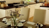 Beberapa fasilitas yang ada di dalamnya antara lain 3 kamar tidur, 2 perapian, serta taman cantik yang luas (Coworth Park)