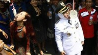 Nah kalau ini saat perayaan Hari Kemerdekaan RI ke-69, Risma tidak masalah mengikuti lomba makan kerupuk di Balai Kota Surabaya. Kira-kira Risma menang nggak, ya? Foto: tri rismaharini