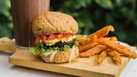 Vegetarian juga bisa makan burger enak nih. Burger ini dibuat 100 persen dengan bahan nabati lho tapi rasanya tak kalah mantap. Foto : @burgreens