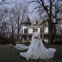 Setelah sukses dengan hijab pocong, Azzam Aziz mencoba strategi yang sama untuk koleksi busana pengantin. Ia membuat tema hijab ‘pengantin seram’. Masih menggunakan gaya hijab pocongnya, ia menampilkan gaun pengantin berpotongan hantu. Foto: Dok. Azzim Aziz