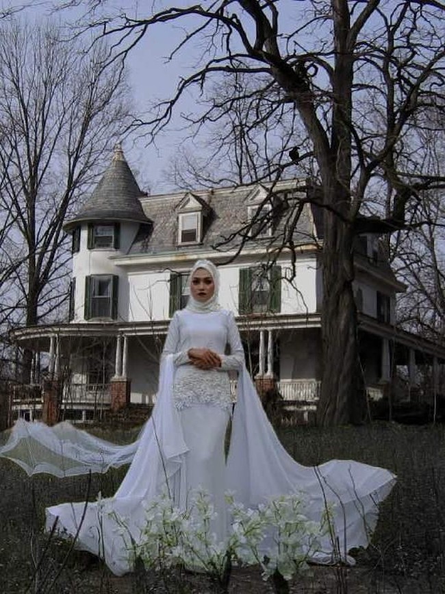 Setelah sukses dengan hijab pocong, Azzam Aziz mencoba strategi yang sama untuk koleksi busana pengantin. Ia membuat tema hijab ‘pengantin seram’. Masih menggunakan gaya hijab pocongnya, ia menampilkan gaun pengantin berpotongan hantu. Foto: Dok. Azzim Aziz