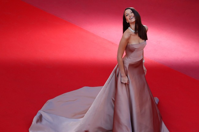 Ini penampilan pertama Bella Hadid di karpet Festival Film Cannes 2018. Model 21 tahun itu memesona dengan gaun bernuansa minimalis dari Dior. Foto: Getty Images