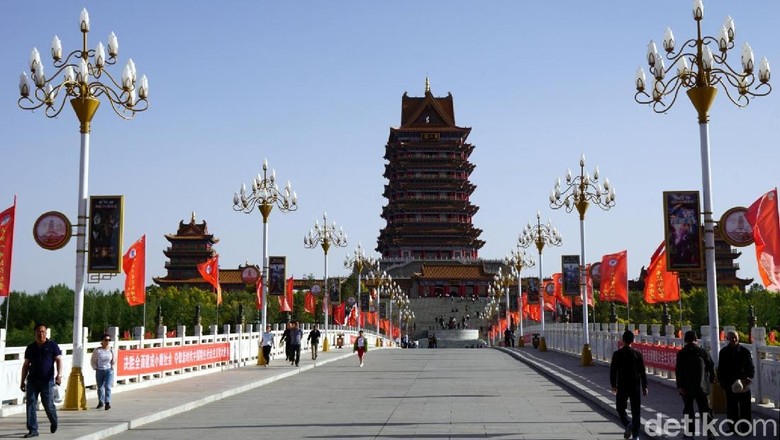 Yellow River Tower yang fotogenik di Wuzhong, China (Wahyu/detikTravel) Yellow River Tower yang fotogenik di Wuzhong, China (Wahyu/detikTravel)